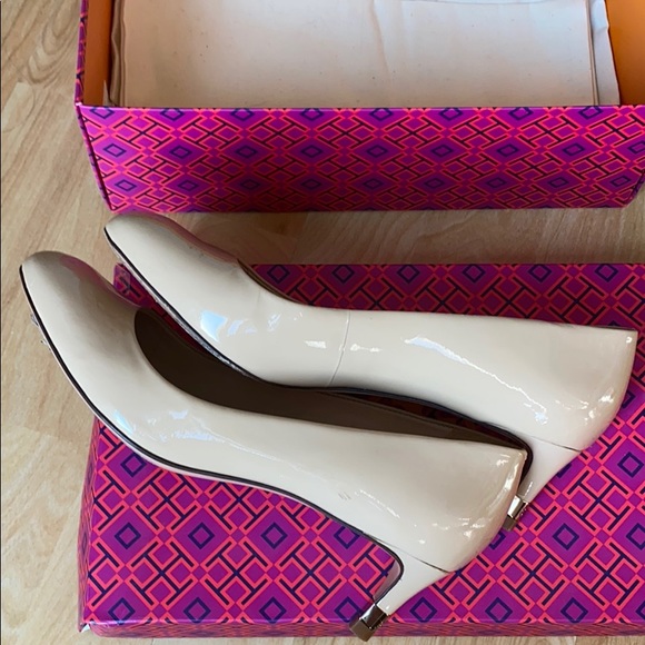 Beige Tory Burch Patent Leather Pump worn once - Picture 6 of 9